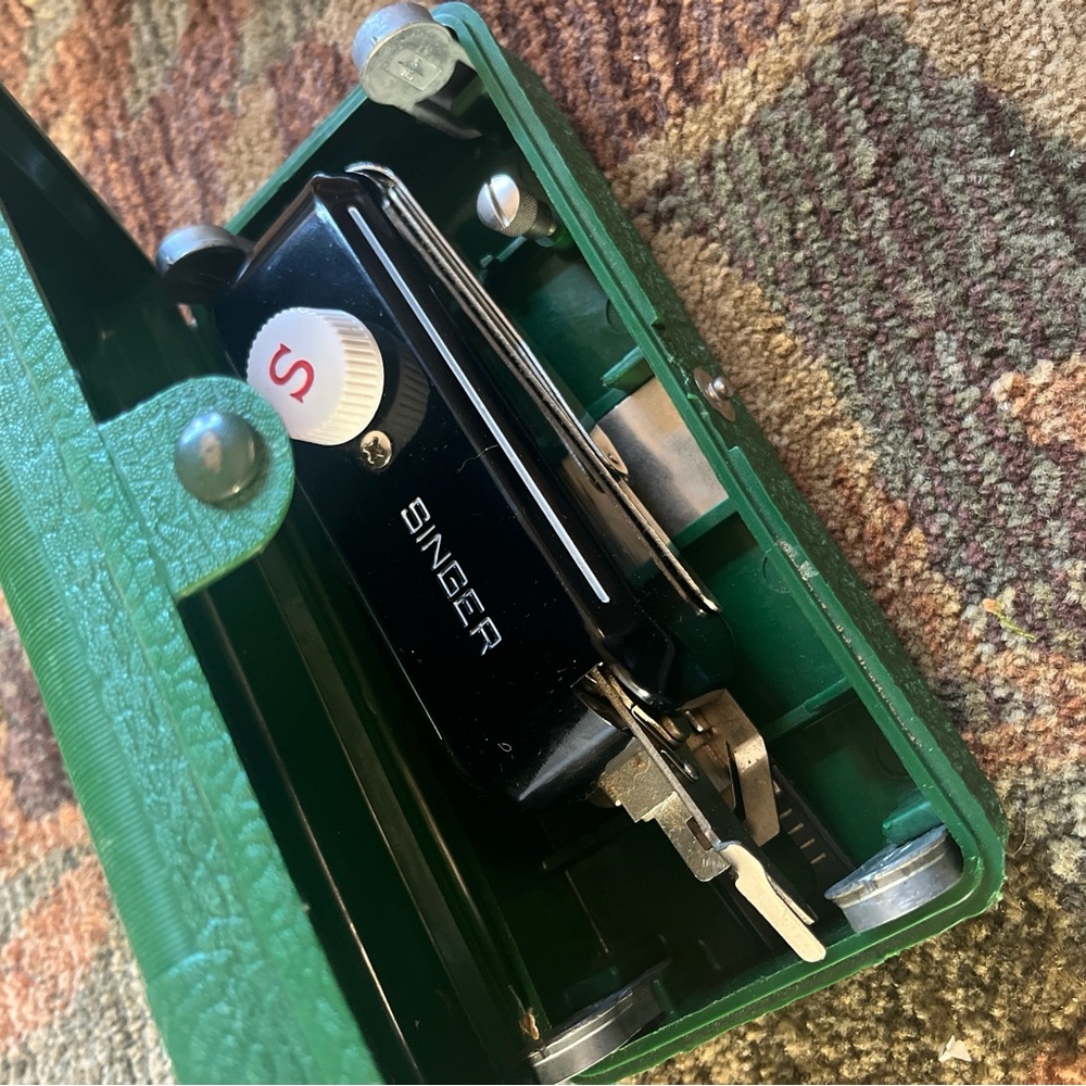 Vintage Singer Button Holer with case - Picture 2 of 4